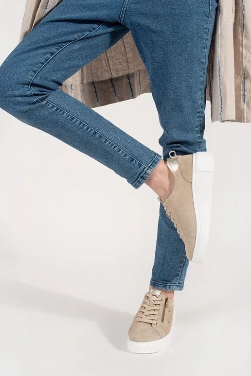 Tênis de couro modelo cor areia com...