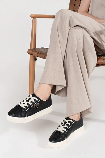 Tênis de couro pretos com... 2