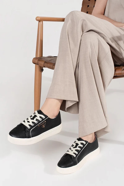 Tênis de couro pretos com plataforma