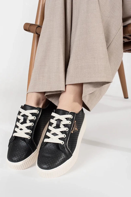 Tênis de couro pretos com plataforma