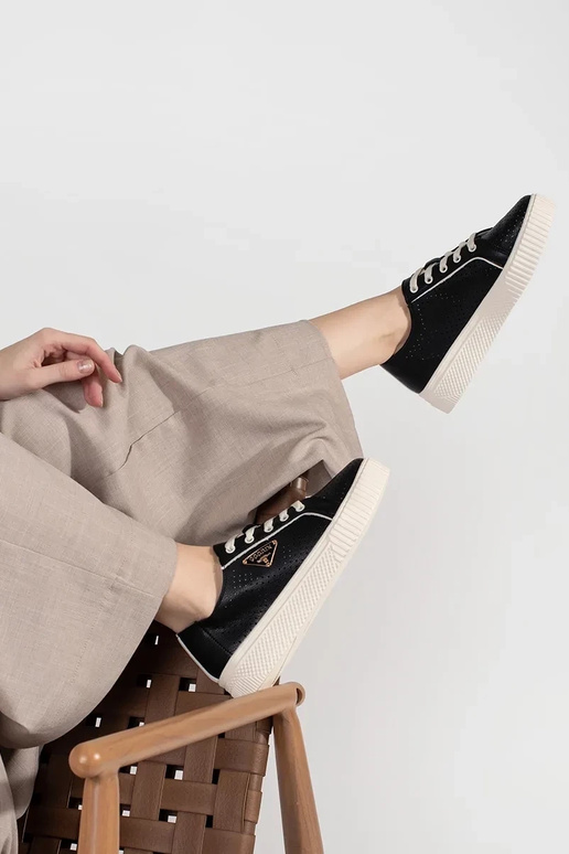 Tênis de couro pretos com plataforma