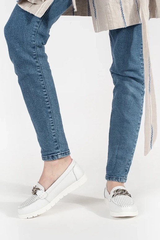 Mocassins brancos de couro com... Mocassins brancos de couro com...