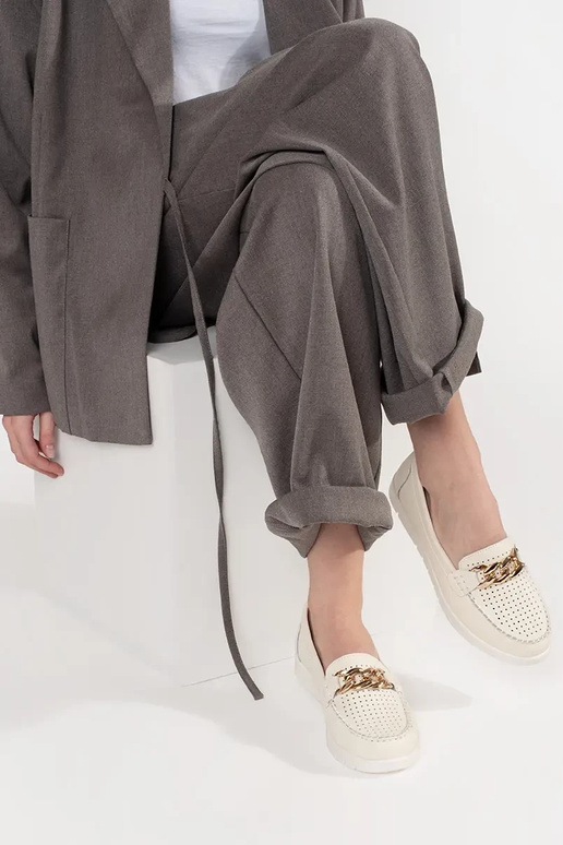 Mocassins em couro na cor areia com... Mocassins em couro na cor areia com...