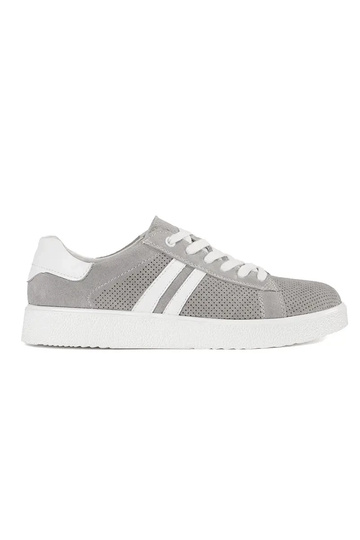 Sapatos cinzas vazados de...