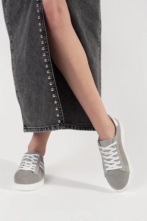 Sapatos cinzas vazados de couro natural Sapatos cinzas vazados de couro natural