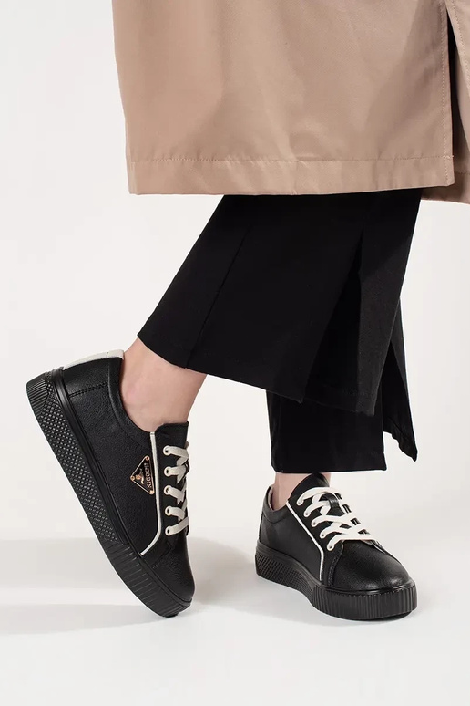 Tênis de couro cor preta com solas... Tênis de couro cor preta com solas...