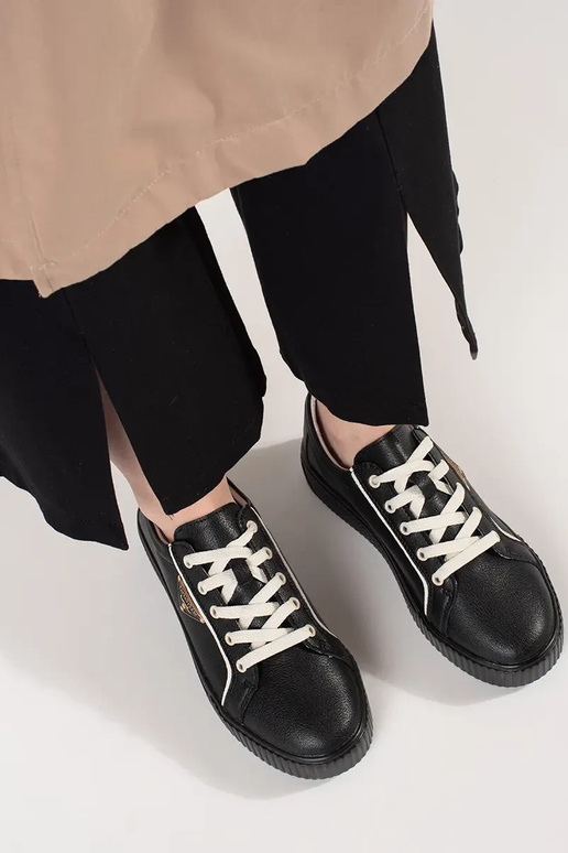 Tênis de couro cor preta com solas... Tênis de couro cor preta com solas...