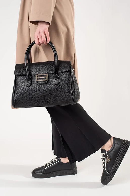 Tênis de couro cor preta com solas... Tênis de couro cor preta com solas...