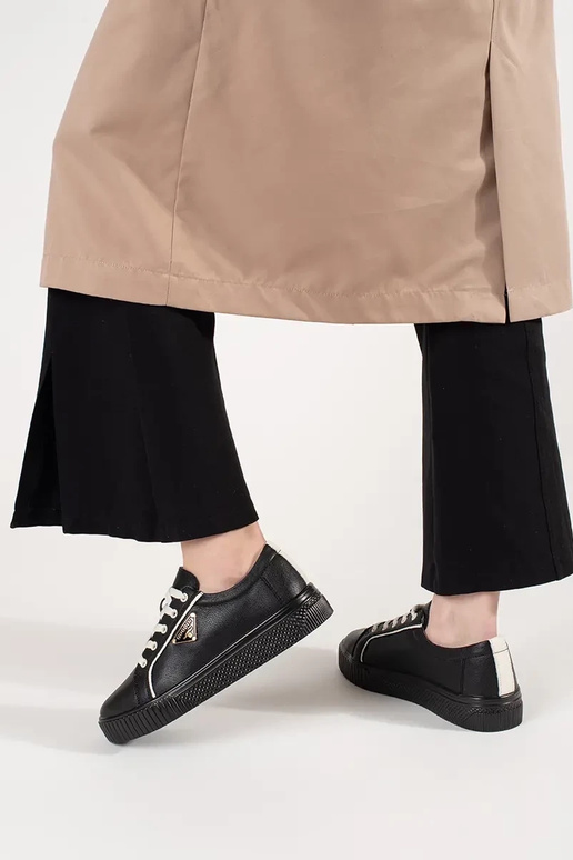 Tênis de couro cor preta com solas... Tênis de couro cor preta com solas...