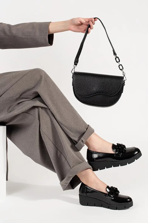 Mocassins cor preta em salto com...