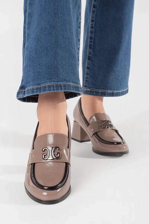 Botins estilosos na cor taupe