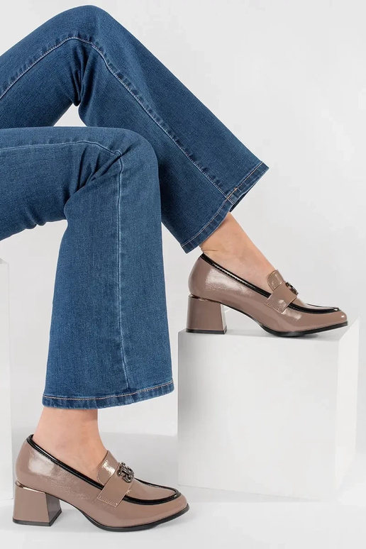 Botins estilosos na cor taupe