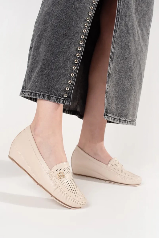 Sapatos femininos cor areia com salto...