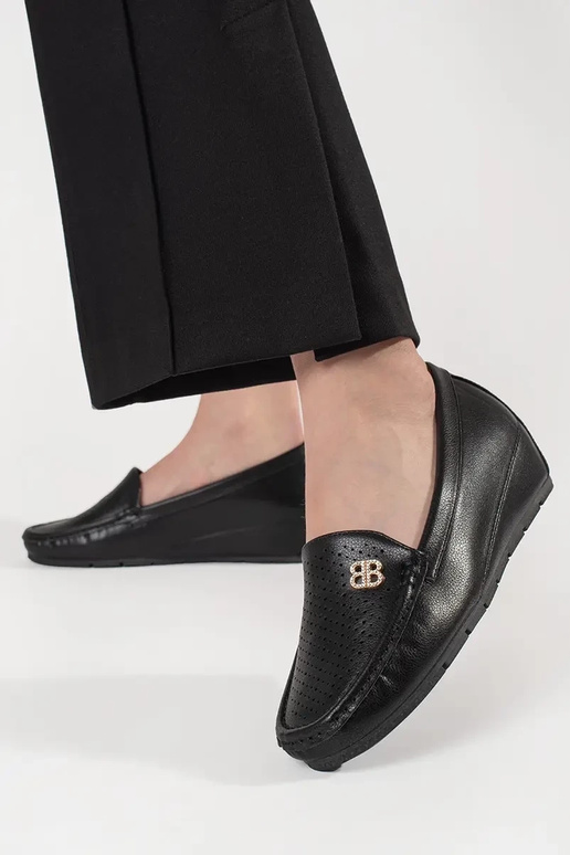 Sapatos femininos cor preta com salto...