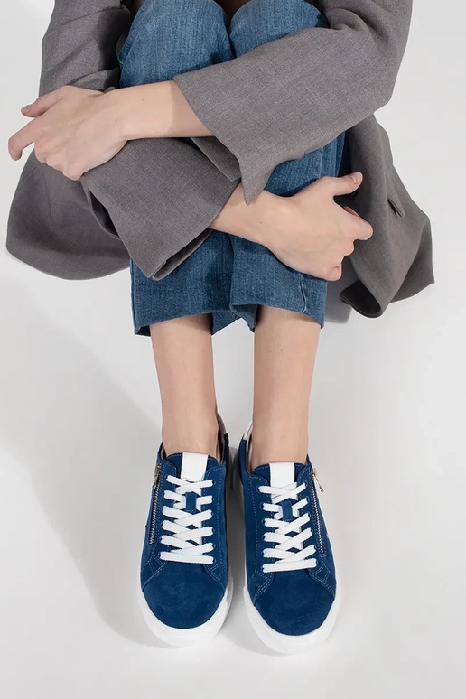 Tênis azuis modelo com sola grossa