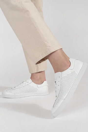 Tênis esportivos brancos... 2