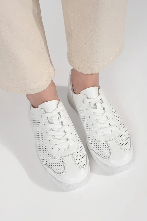 Tênis esportivos brancos perfurados... Tênis esportivos brancos perfurados...