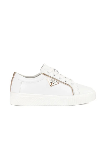 Tênis modelo Sneakers em...