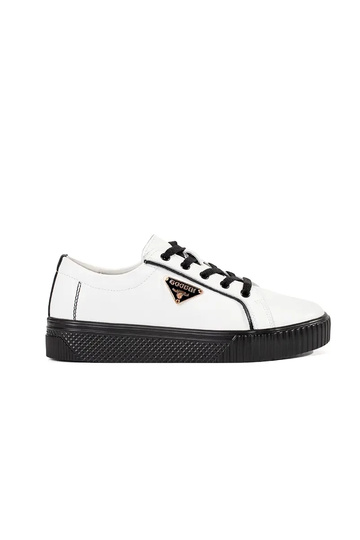 Tênis modelo Sneakers em...