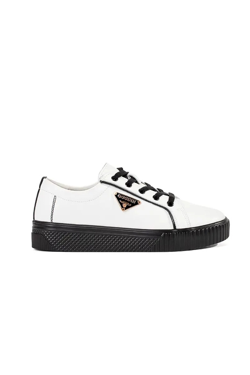 Tênis modelo Sneakers em branco e preto Tênis modelo Sneakers em branco e preto