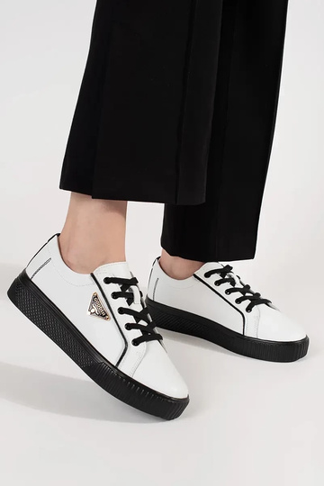 Tênis modelo Sneakers em... 2