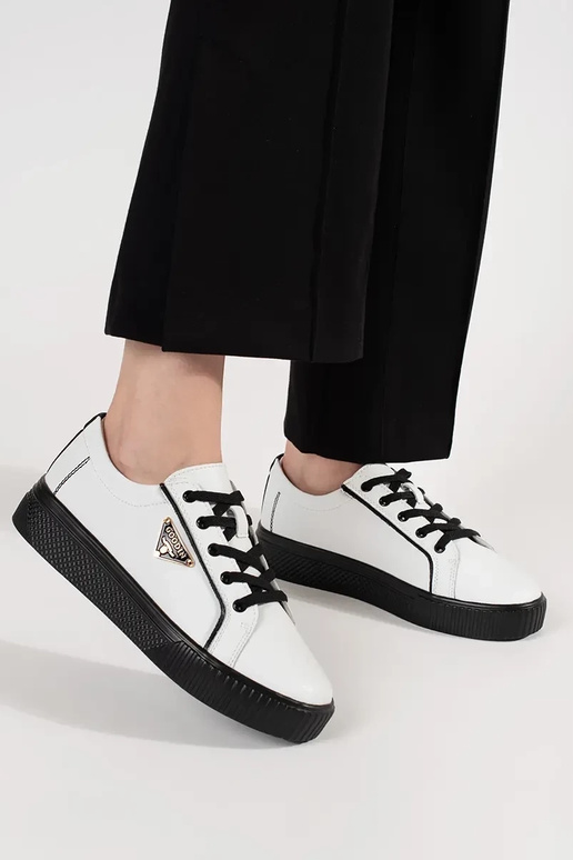 Tênis modelo Sneakers em branco e preto Tênis modelo Sneakers em branco e preto