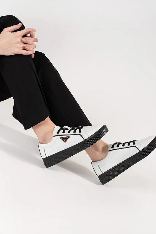 Tênis modelo Sneakers em branco e preto Tênis modelo Sneakers em branco e preto