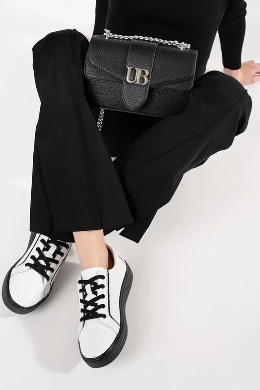 Tênis modelo Sneakers em branco e preto Tênis modelo Sneakers em branco e preto