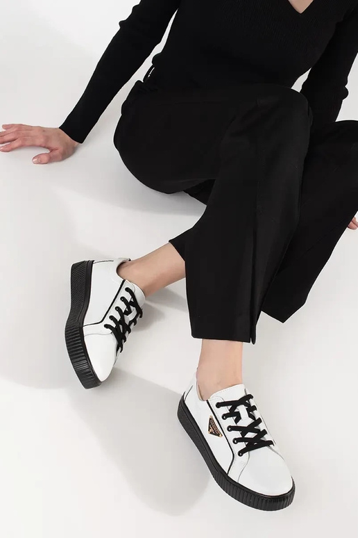 Tênis modelo Sneakers em branco e preto Tênis modelo Sneakers em branco e preto