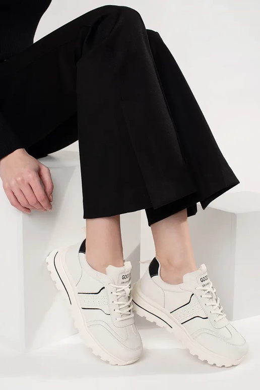 Tênis esportivos de couro com sola... Tênis esportivos de couro com sola...