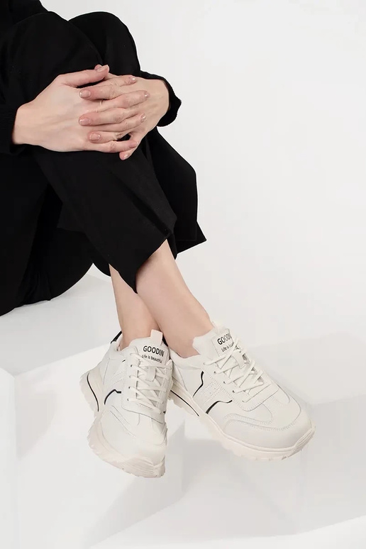 Tênis esportivos de couro com sola... Tênis esportivos de couro com sola...