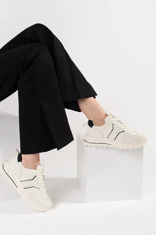 Tênis esportivos de couro com sola... Tênis esportivos de couro com sola...