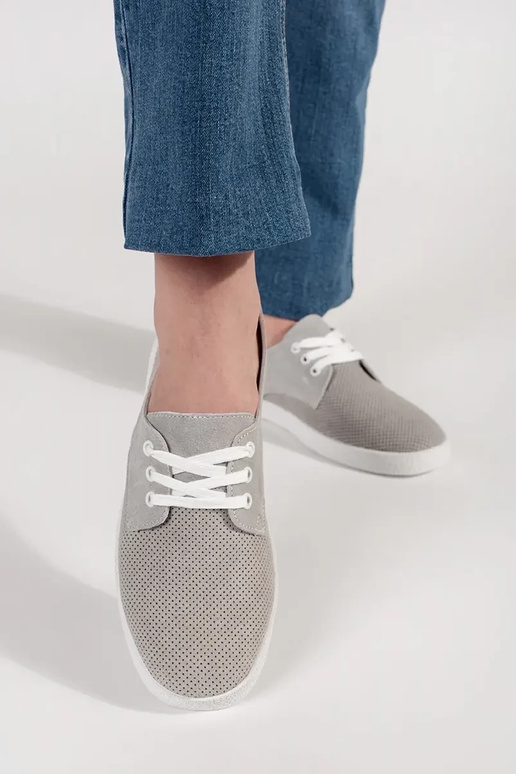 Sapatos vazados de couro natural na... Sapatos vazados de couro natural na...