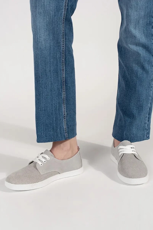 Sapatos vazados de couro natural na... Sapatos vazados de couro natural na...