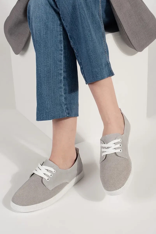 Sapatos vazados de couro natural na... Sapatos vazados de couro natural na...