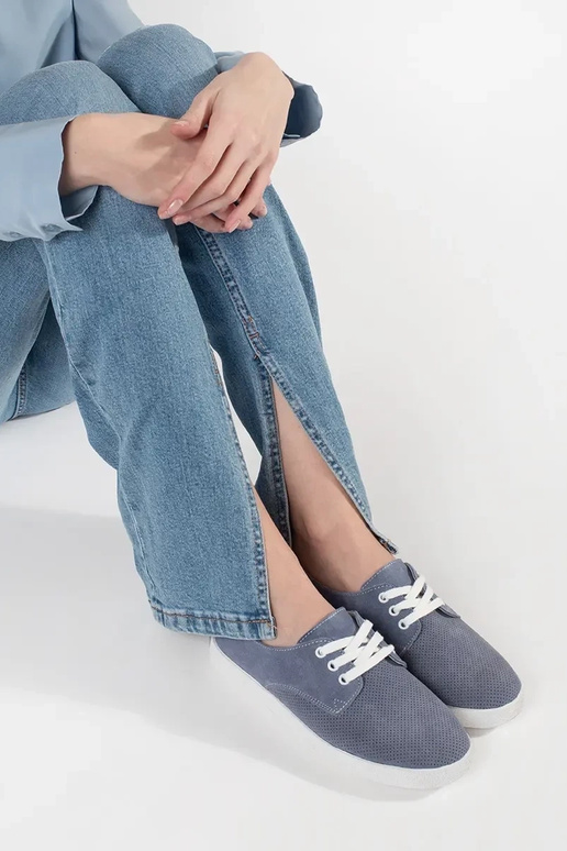 Sapatos vazados na cor azul, em couro... Sapatos vazados na cor azul, em couro...