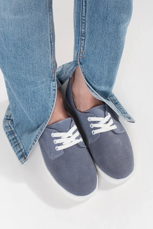 Sapatos vazados na cor azul, em couro... Sapatos vazados na cor azul, em couro...