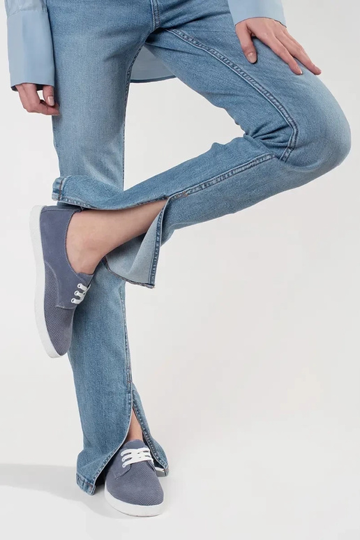 Sapatos vazados na cor azul, em couro... Sapatos vazados na cor azul, em couro...