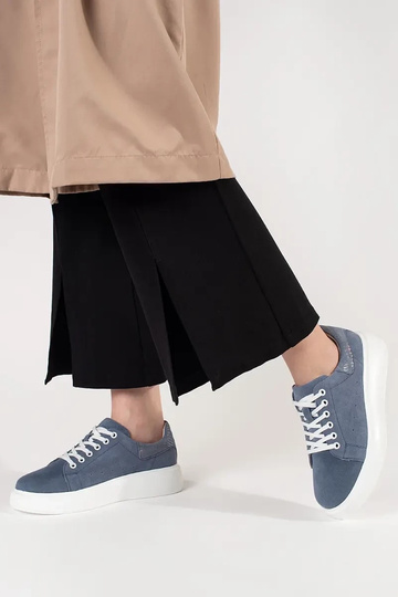 Tênis de couro cor azul com... 2