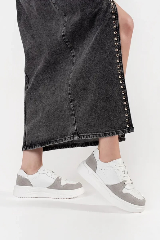 Tênis de couro na cor branca com... Tênis de couro na cor branca com...