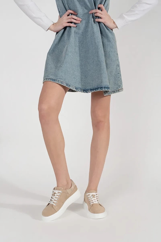 Tênis de couro cor areia com sola grossa