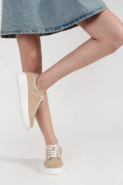 Tênis de couro cor areia com sola grossa