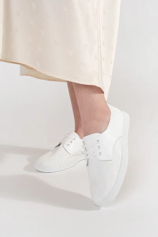 Tênis esportivos brancos vazados de...