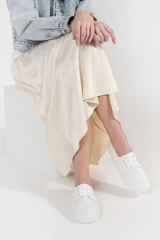 Tênis esportivos brancos vazados de...