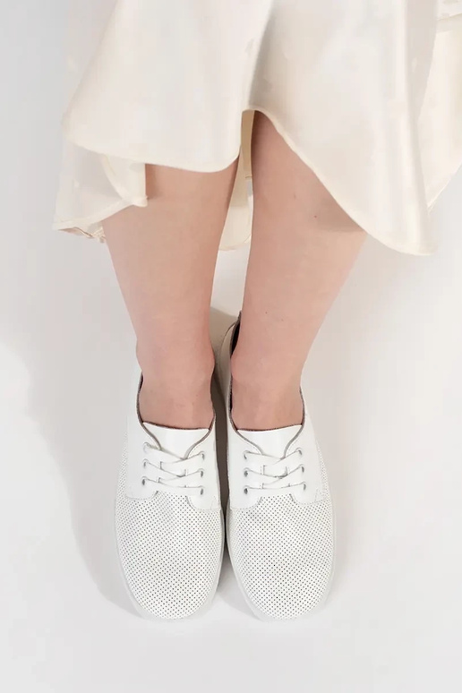 Tênis esportivos brancos vazados de...