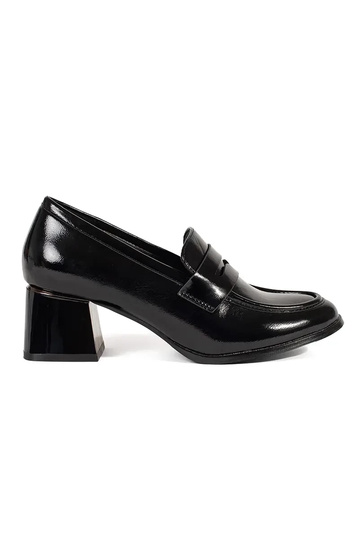 Sapatos femininos cor preta...