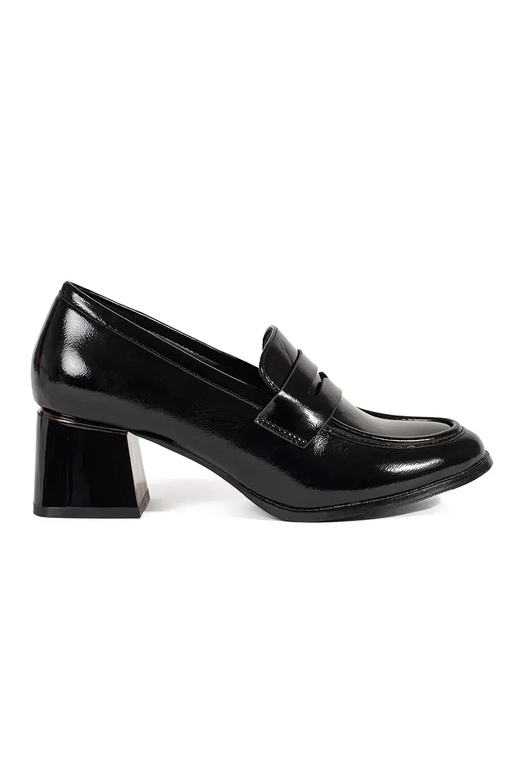 Sapatos femininos cor preta em salto... Sapatos femininos cor preta em salto...