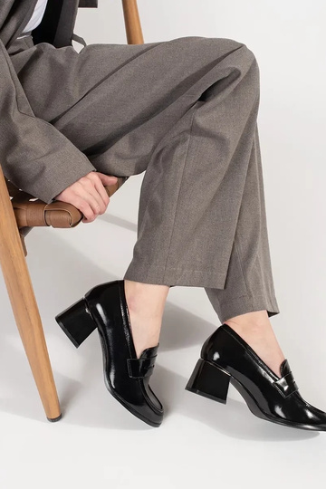 Sapatos femininos cor preta... 2