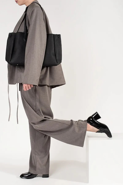 Sapatos femininos cor preta em salto... Sapatos femininos cor preta em salto...