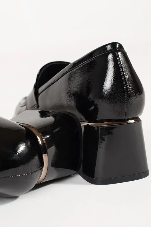 Sapatos femininos cor preta em salto... Sapatos femininos cor preta em salto...